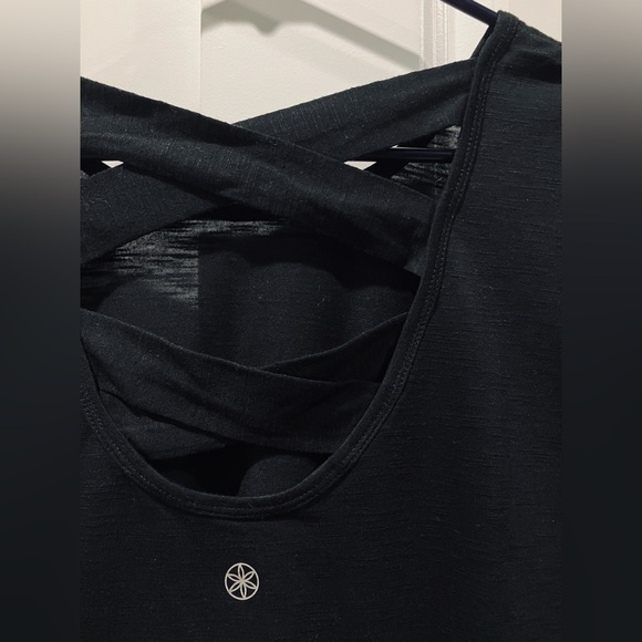 GAIAM Short Sleeve Shirt Tunic Top Criss Cross Back Black Medium - Picture 3 of 5